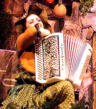 Personnage de la sorcière accordéoniste dans un spectacle pour enfants de la compagie Noël-en-Chocolat.