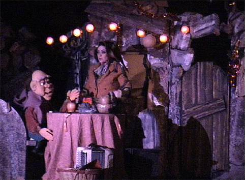 La marionnette " Dalfis ", le vieux sage, chez la conteuse dans le spectacle de noël de la compagnie Noël-en-Chocolat.