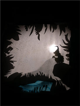 Dans le spectacle de théâtre d'ombres pour enfants : Jean-Petit qui danse par le Théâtre en Chocolat.