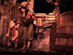 Manipulation à vue d'une marionnette bunraku dans un spectacle pour enfants de la compagnie Théâtre en Chocolat.