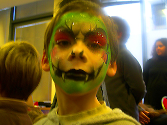 Maquillage de garçon-serpent dans un spectacle pour enfants
