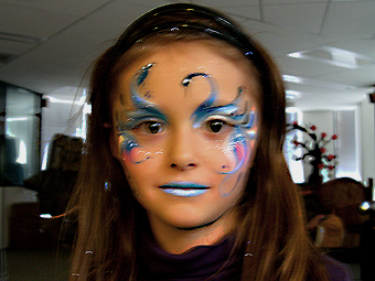 maquillage enfant cygne bleu pour un spectacle de noël
