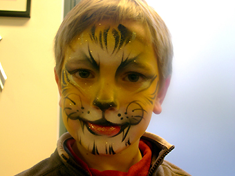 maquillage de tigre pour enfant dans un spectacle de noël