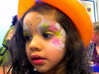 Maquillage de princesse-cygne pour un spectacle de Noel pour enfants