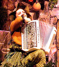 Monstruella la sorciere accordeonniste dans un spectacle pour enfants avec la compagnie theatrale Noel en chocolat.