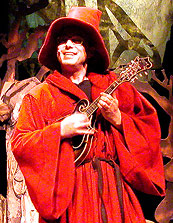 Monsieur Chocolat en personnage d'enchanteur mandoliniste dans un spectacle pour enfants de la compagnie THEATRE EN CHOCOOLAT.
