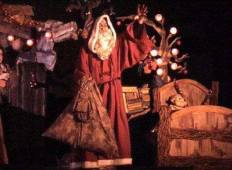 Le Père Noël apparaissant à la fin du spectacle par la compagnie de marionnettistes Noël-en-Chocolat.