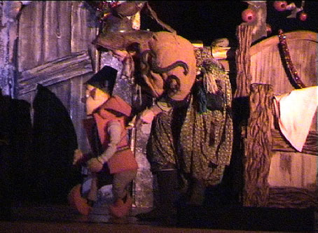Dans ce spectacle pour enfants, la marionnettiste manipule une marionnette de taille humaine.
