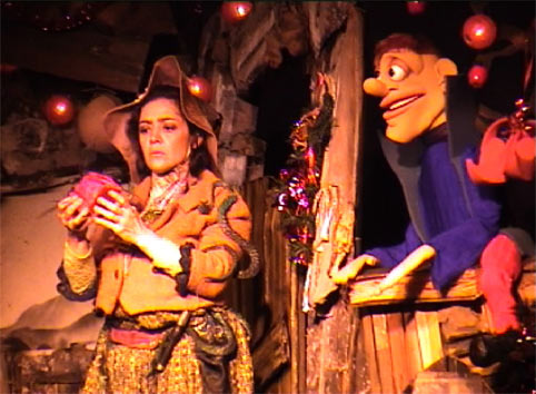 Comédienne et conteuse avec une marionnette de dimension humaine dans le spectacle pour enfants de Noel-en-Chocolat. 