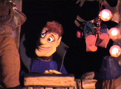 La marionnette incarnant le personnage de Silex dans le spectacle pour jeune public de noel-en-chocolat.