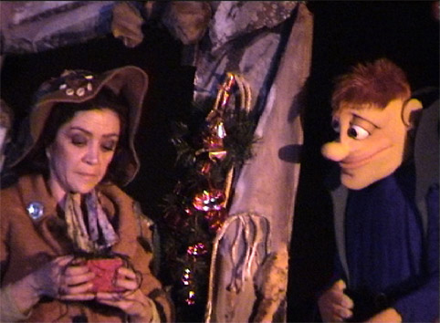 La guérisseuse du village et la marionnette Silex intrigués par un mystérieux présent le soir de noël.