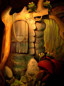 Castelet pour marionnettes et théâtre d'ombres représentant un arbre magique dans un spectacle pour enfants. 