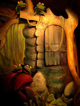 Photo en miroir d'un Castelet pour marionnettes et théâtre d'ombres représentant un arbre magique dans un spectacle pour enfants. 